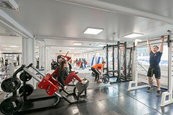 Das Fitnessstudio aus ELA Containern bietet genügend Platz für ein richtiges Workout.