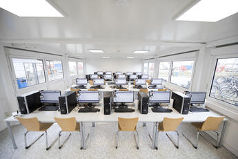 Große, helle und voll klimatisierte Räume erlauben ein konzentriertes Arbeiten an den insgesamt 20 Schulungsrechnern.