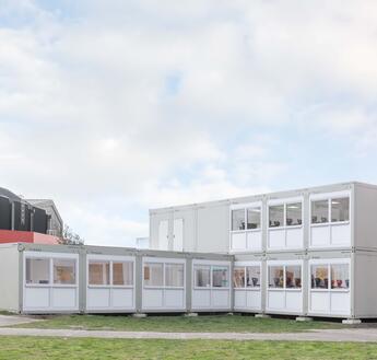 Das Schulgebäude aus ELA Containern überbrückt die Sanierungsarbeiten am Berufsbildungszentrum in Diepholz.